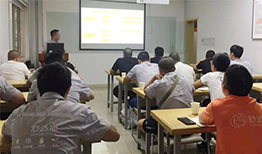  最后遂宁店的同事为大家分享了自身的成长经验《一个半成功和一个成功的故事》。我们从她身上看到了真诚的付出、不轻言放弃、换位思考等来自于一个销售的职业素养。  这